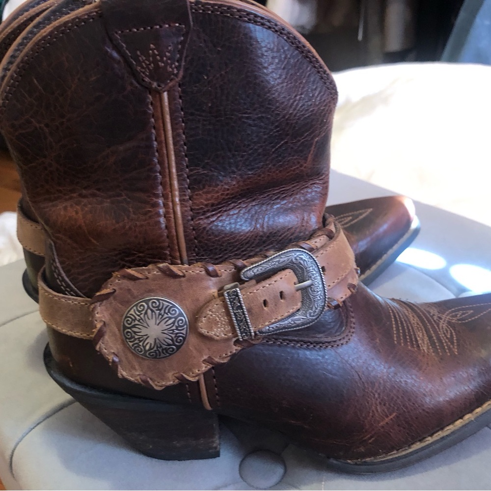 BOOTS ON DA GROUND! 
Brown Ankle Booties with Western Stitching - Picture 7 of 10